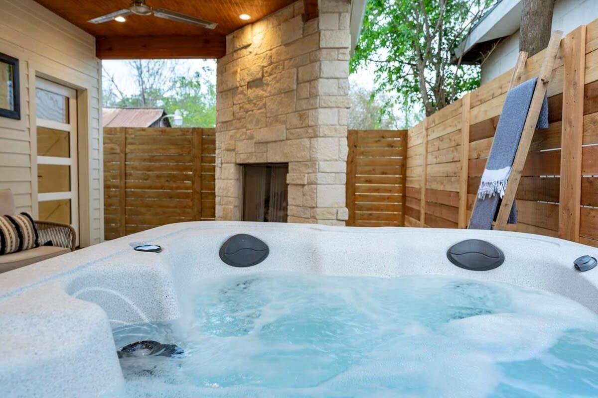 Getaway At Enchanted Walk To Main Hot Tub Fredericksburg Exterior foto